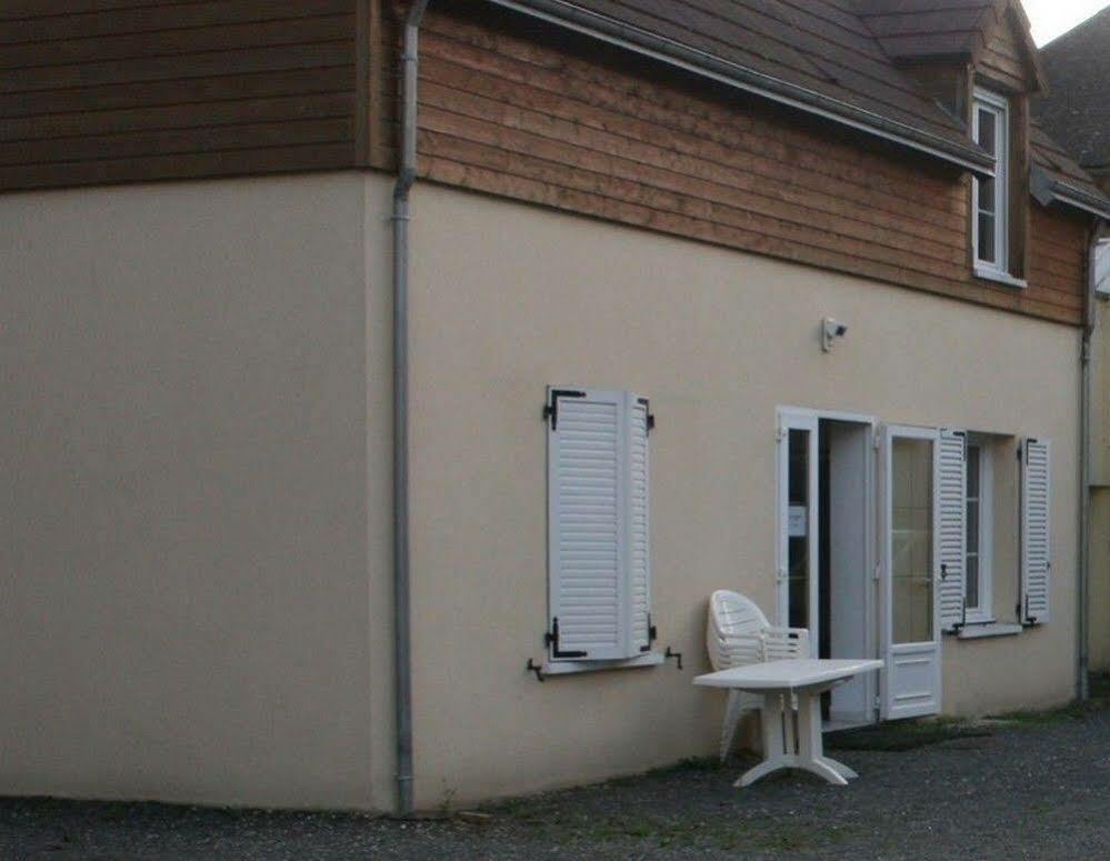 Kangourou A Moustache Thivars Exterior photo