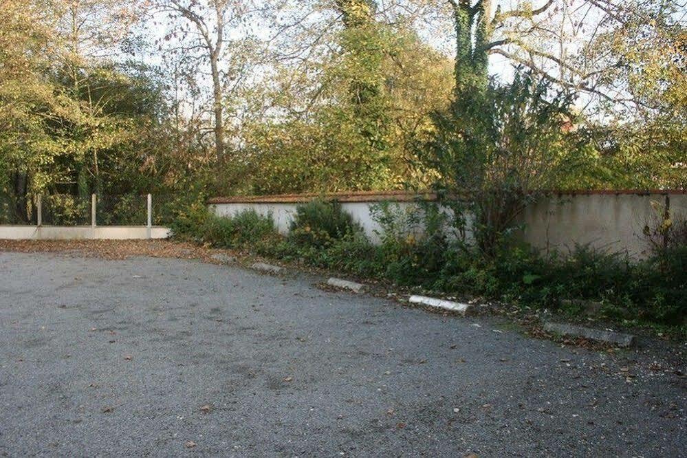 Kangourou A Moustache Thivars Exterior photo
